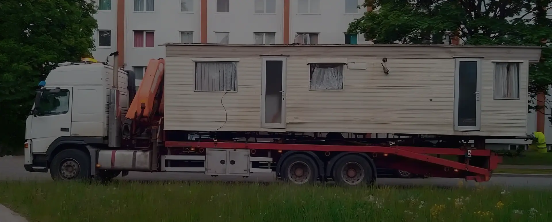 Получить онлайн цены на доставку низким тралом дом вагона в городе Симферополь (Крымский  округ - Республика Крым) на сайте самостоятельно